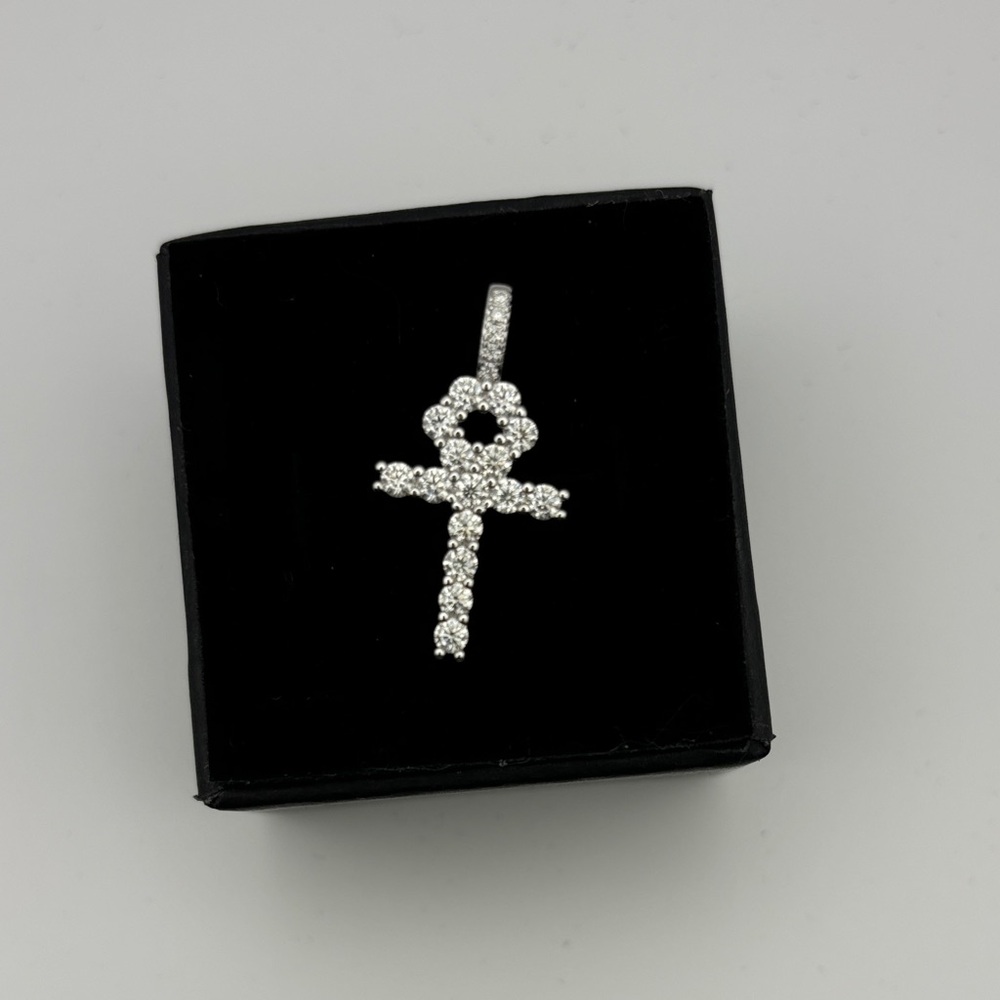 Elegant Sterling Silver 1.0 CT Moissanite Cross Pendant